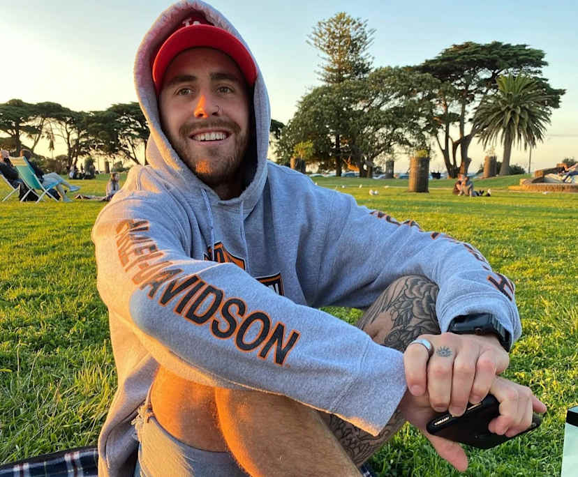 Tom (32), $300, Non-smoker, Have children, and No pets