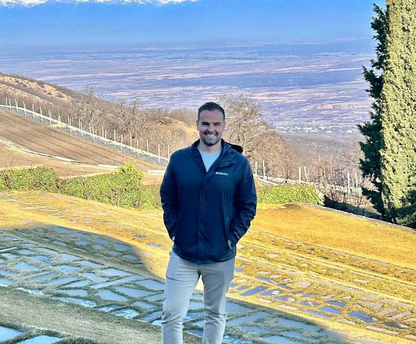 Rafael (31), $500, No pets, Non-smoker, and No children