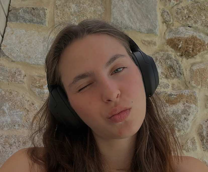 Leonie (21), $500, Non-smoker, Have pets, and Have children