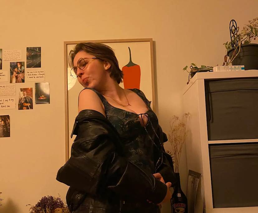 Lauryn (23), $270, Non-smoker, Have pets, and No children