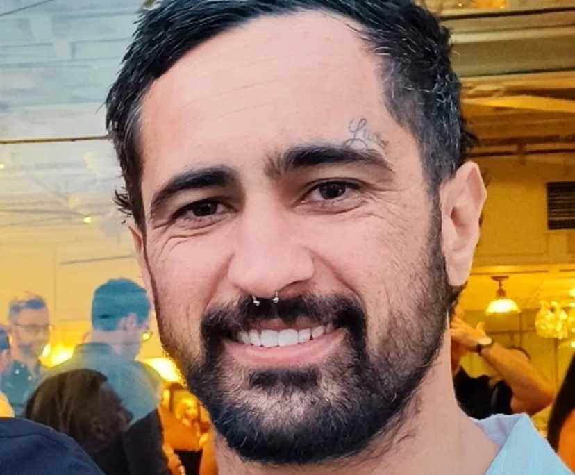 Tim (32), $300, Non-smoker, Have pets, and No children