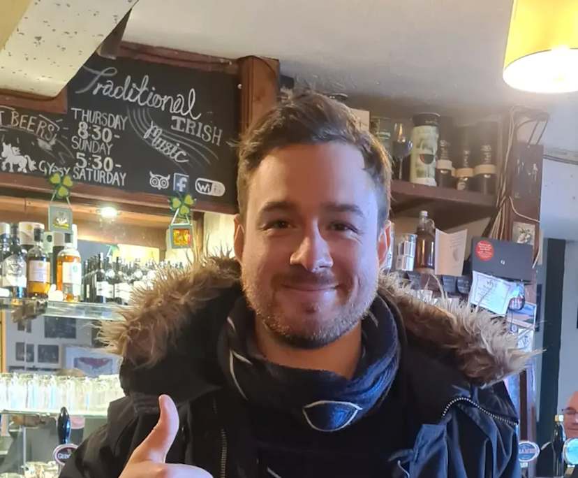 Sam (33), $250, Non-smoker, Have pets, and No children