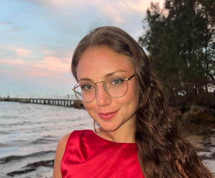 Corinne (26), $200, Non-smoker, Have pets, and No children