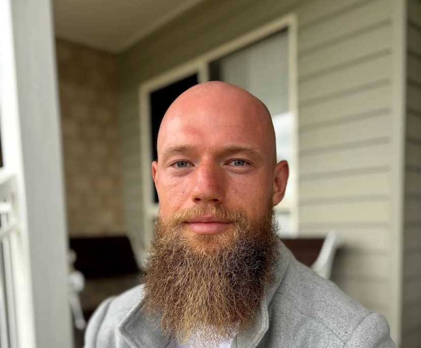 Justin (29), $500, Non-smoker, Have children, and No pets