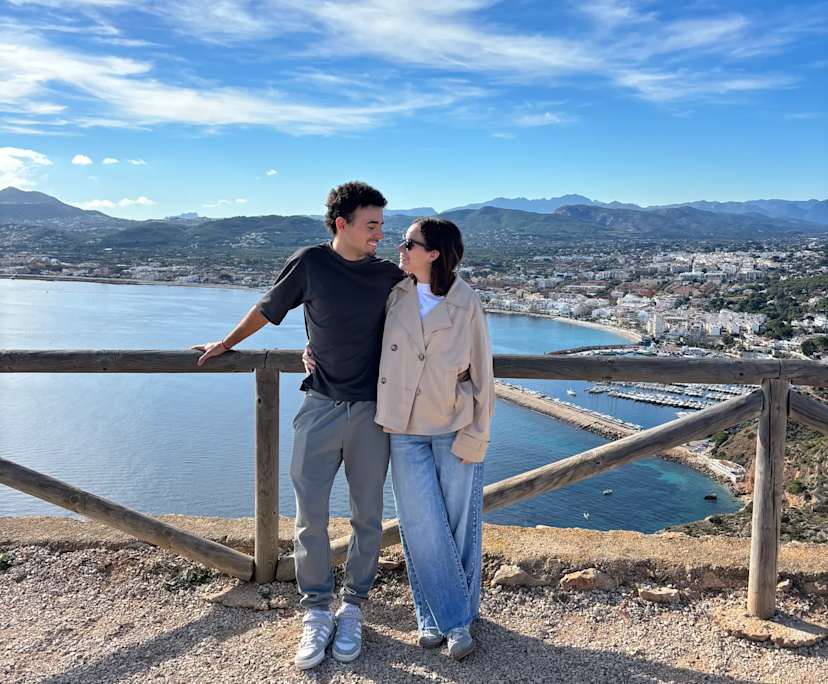 Aitana (23) and Robert (23), $400, 