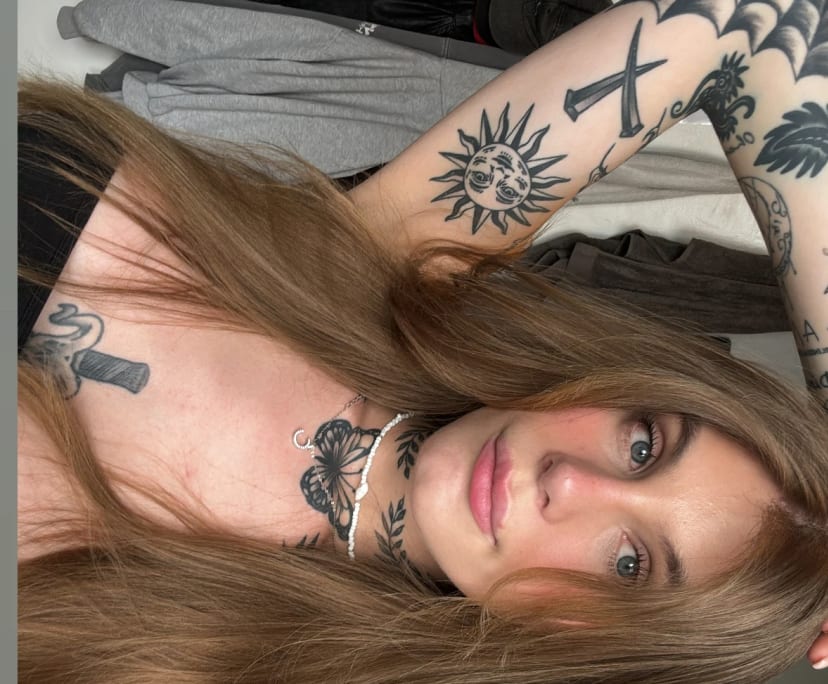 Emilia (23), $500, LGBTQIA+, Non-smoker, Have pets, and No children