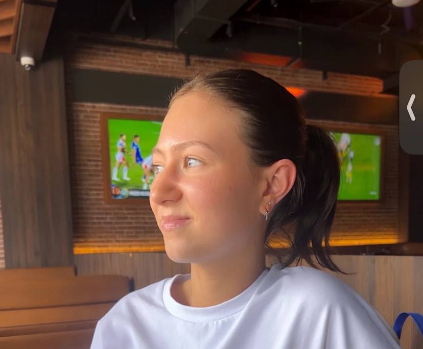 Claudia (21), $300, Non-smoker, No pets, and No children