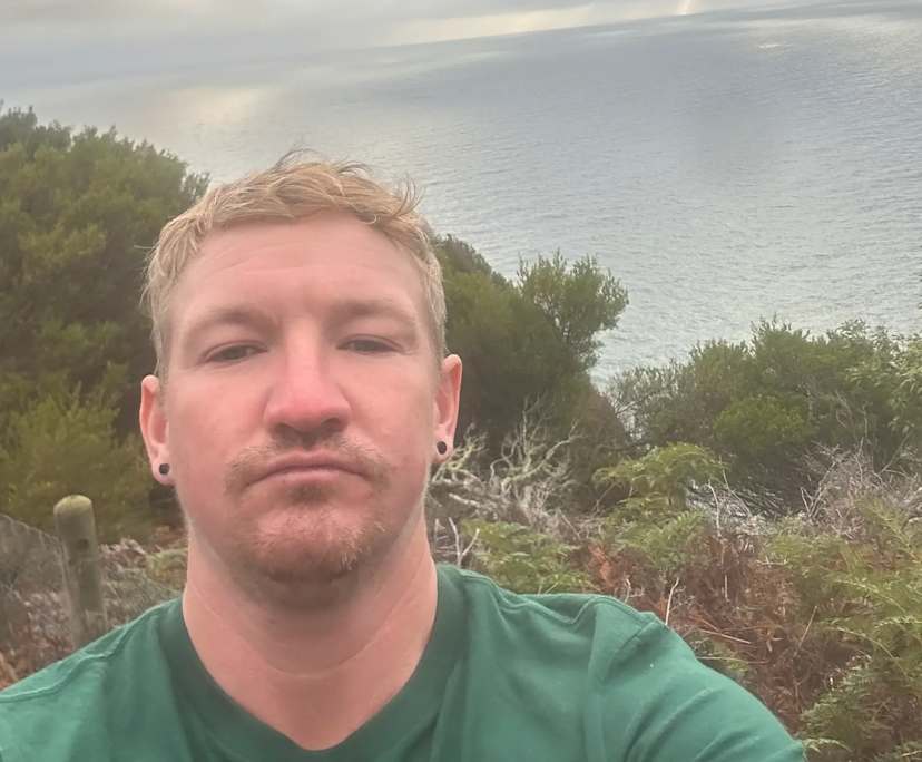 Tomas (35), $400, Non-smoker, Have pets, and No children