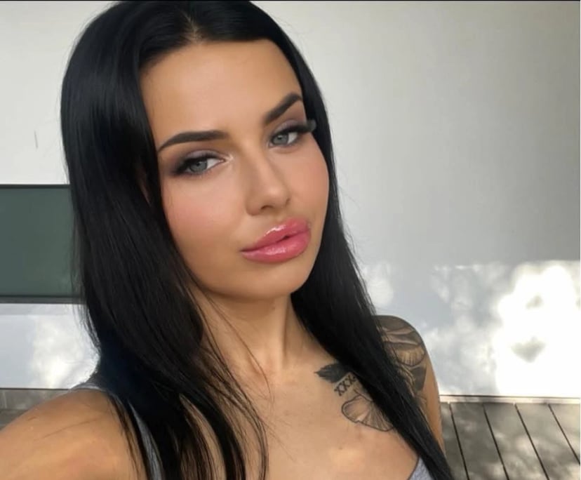 Monique (27), $400, Non-smoker, Have pets, and No children