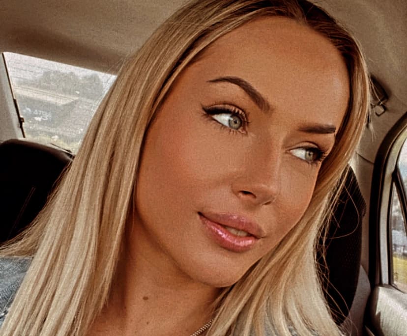 Chloe (26), $450, Non-smoker, No pets, and No children