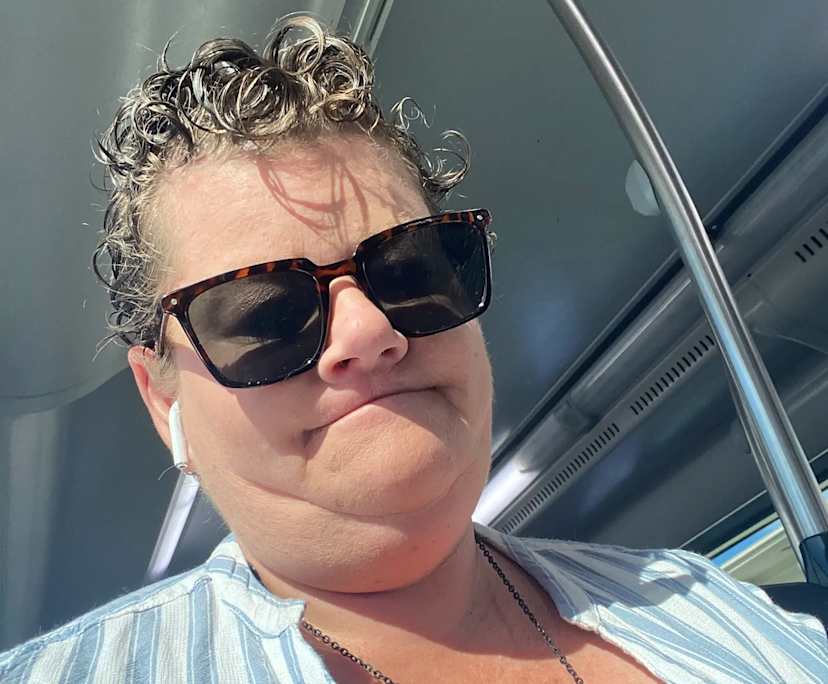 Beatrice (41), $300, Non-smoker, Have pets, and Have children