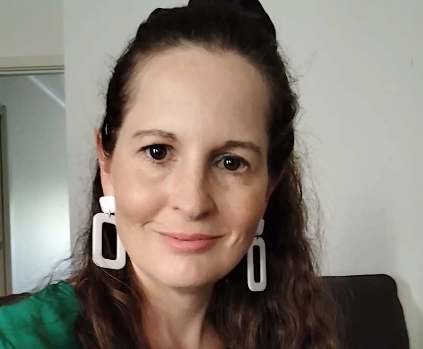 Rhea (40), $280, Non-smoker, Have pets, and No children