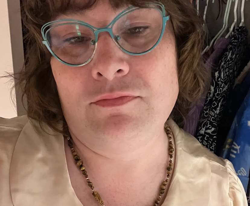 Emily (43), $450, LGBTQIA+, Non-smoker, No pets, and No children