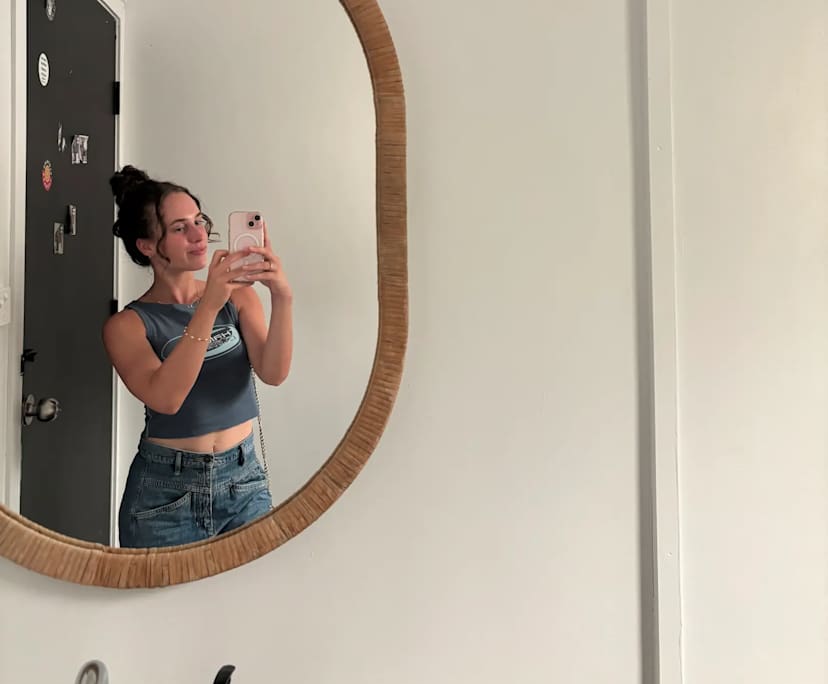 Caitlyn (25), $300, Non-smoker, No pets, and No children