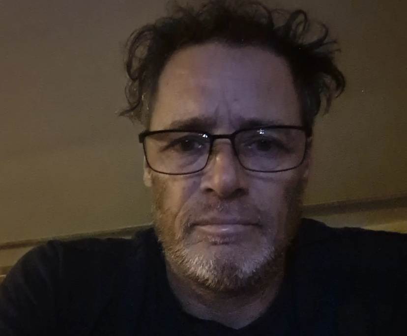 chris (50), $400, Have pets, Smoker, and No children