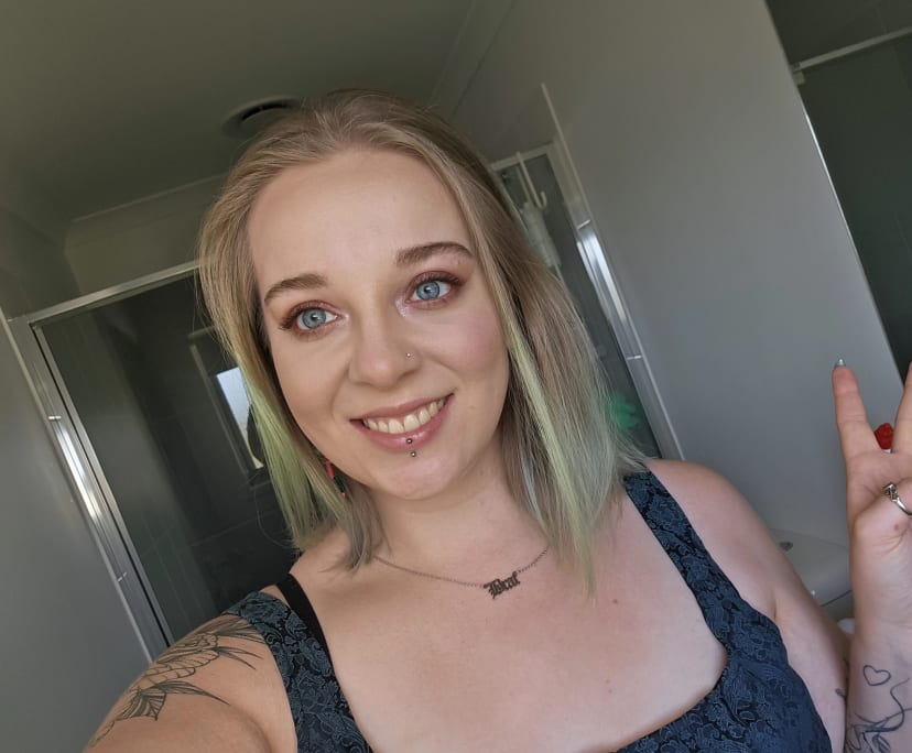 Sarah (28), $350, Smoker, LGBTQIA+, Have pets, and No children