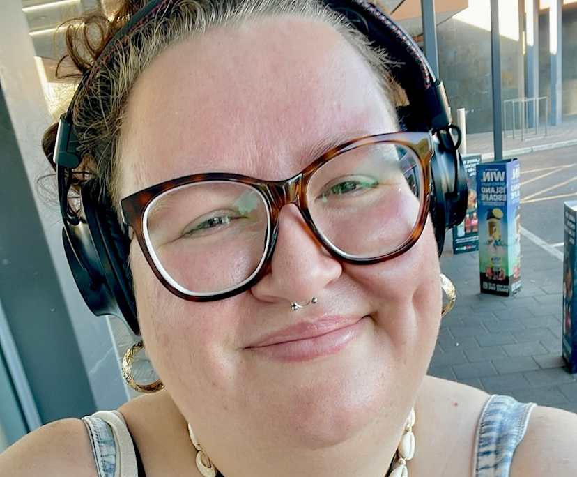 Milla (25), $250, LGBTQIA+, Non-smoker, Have pets, and No children