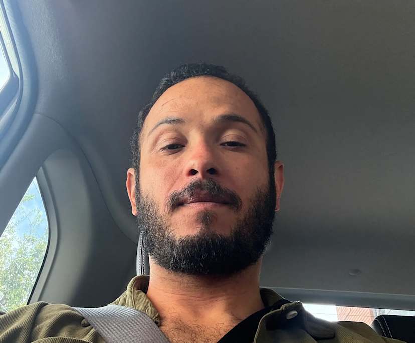 Ricardo (33), $400, Have pets, Smoker, LGBTQIA+, and No children