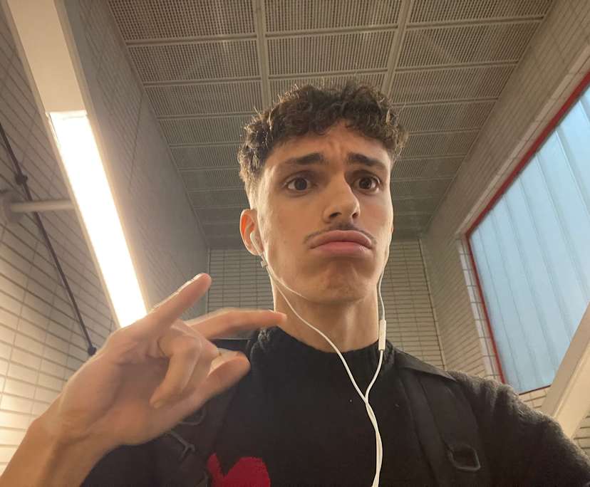 Elias (20), $350, LGBTQIA+, Non-smoker, Have pets, and No children