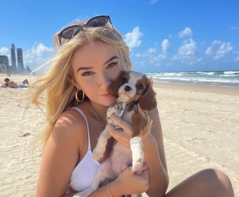 Jess (22), $1,000, LGBTQIA+, Non-smoker, Have pets, and No children