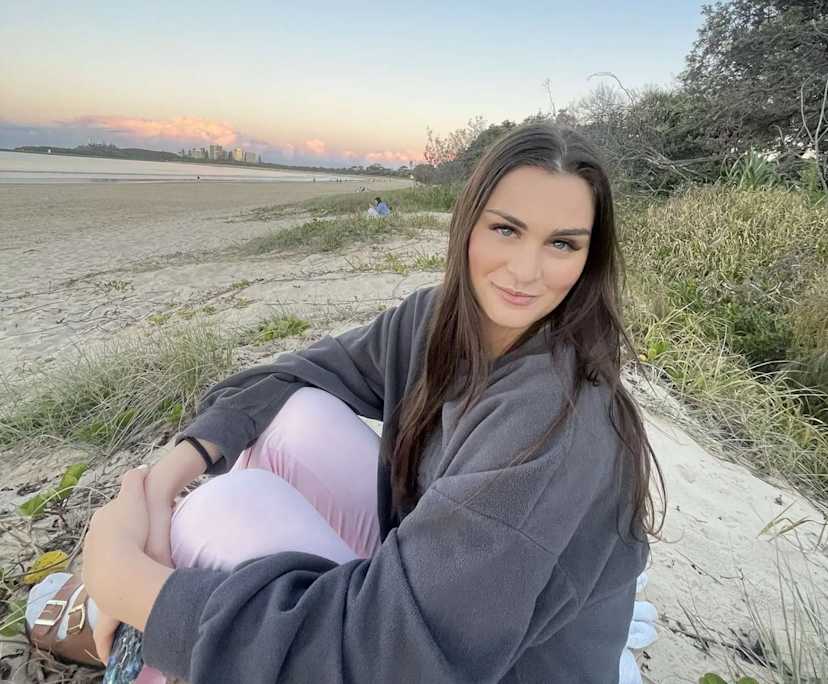 Julia (22), $280, Non-smoker, No pets, and No children