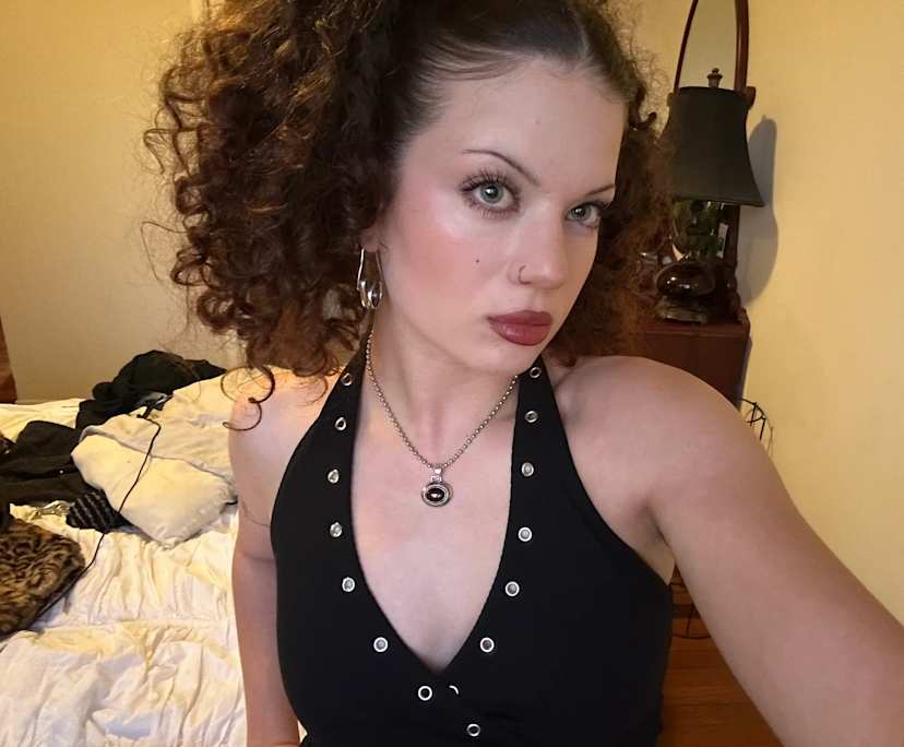 Emma (23), $250, Smoker, LGBTQIA+, No pets, and No children