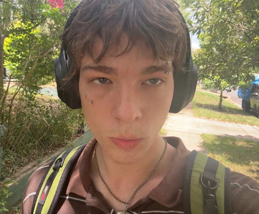 Lachlan (20), $410, LGBTQIA+, Non-smoker, No pets, and No children