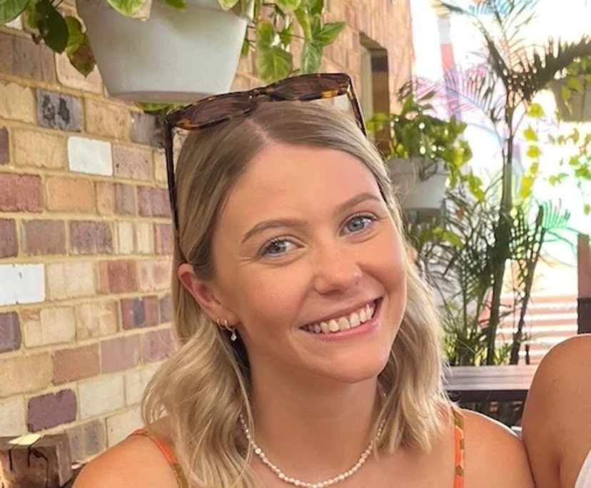 Shannon (26), $320, Non-smoker, Have pets, and No children