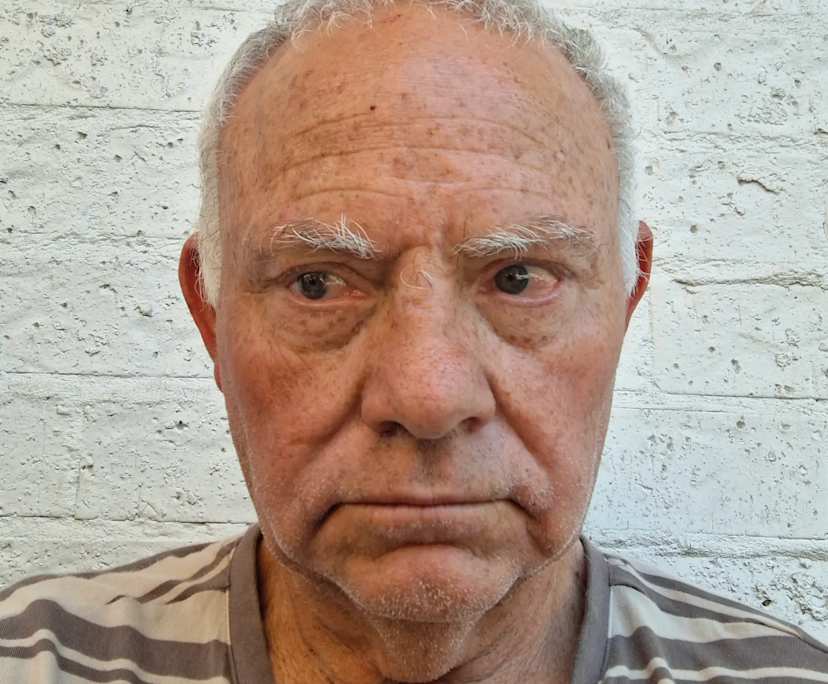 Ronald (63), $350, Non-smoker, Have pets, and No children