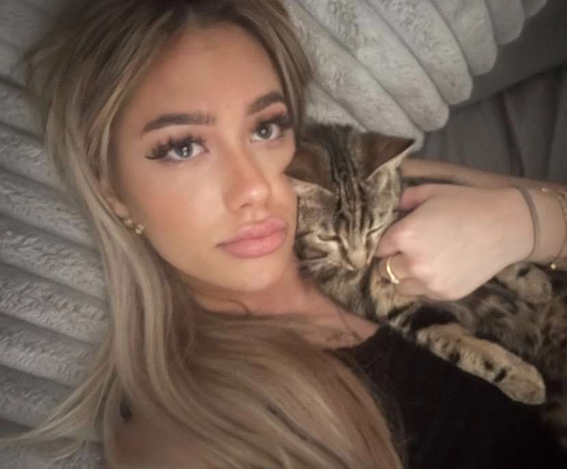 Chloe (21), $350, Non-smoker, Have pets, and No children