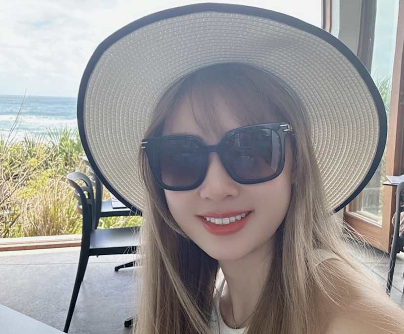 Kelly (30), $300, Non-smoker, No pets, and No children