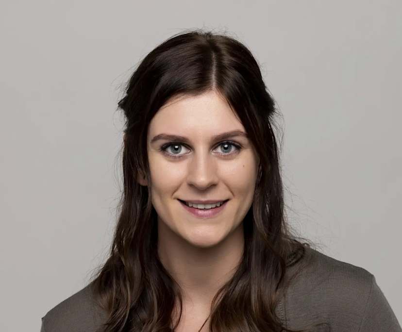 Julie (26), $300, No pets, Non-smoker, and No children