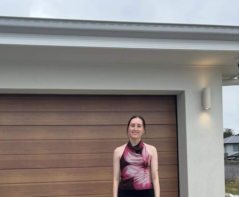 Isabella (21), $250, Non-smoker, Have pets, and No children