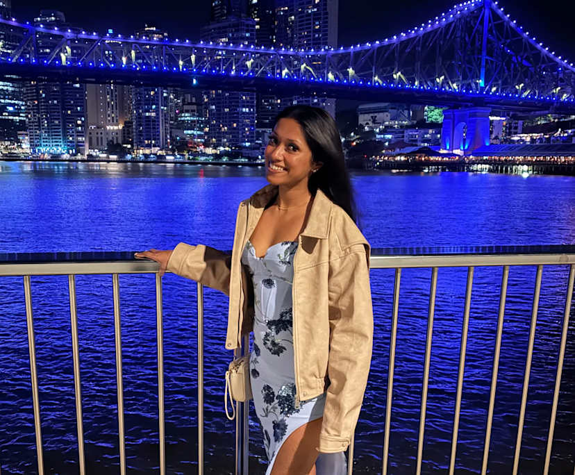 Naomi (25), $300, Non-smoker, Have pets, and No children