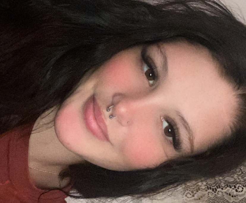 Imogen (21), $450, Non-smoker, Have pets, and Have children