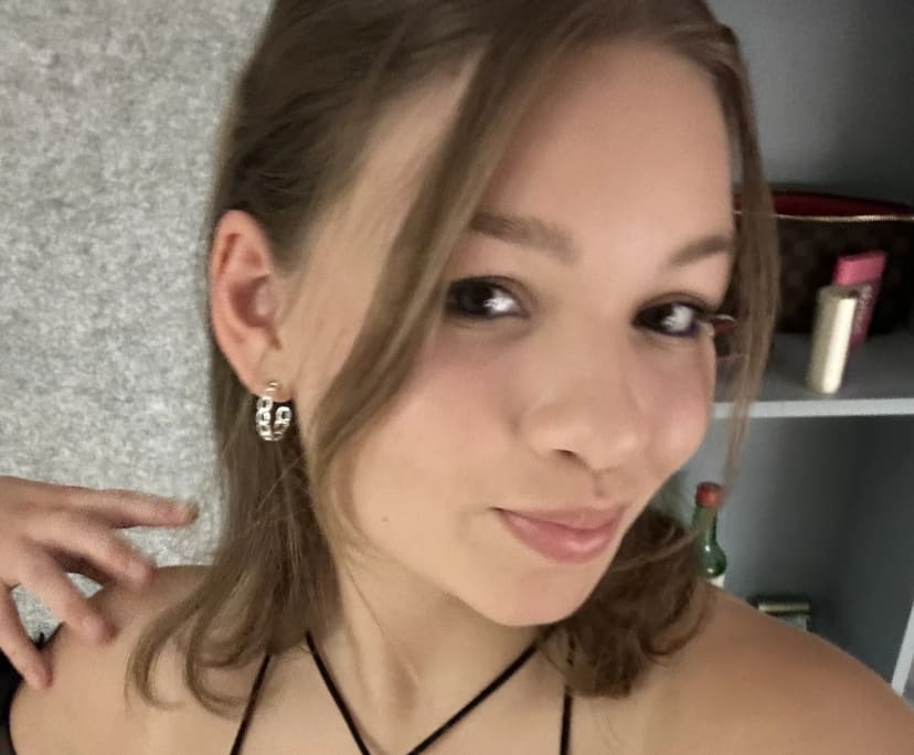 Laura Aurelia (19), $300, Non-smoker, No pets, and No children