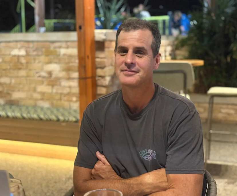 Jay (42), $700, Non-smoker, Have pets, and Have children