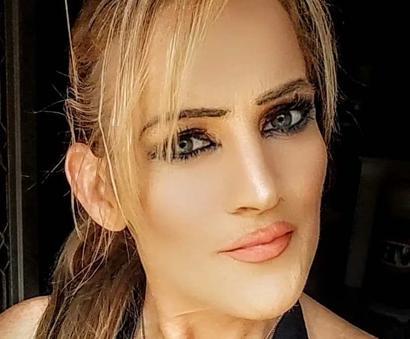 Danielle (44), $320, Smoker, No pets, and No children