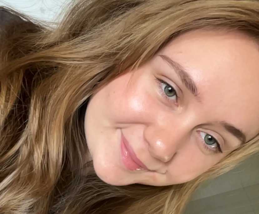 Holly (22), $350, Non-smoker, Have pets, and No children