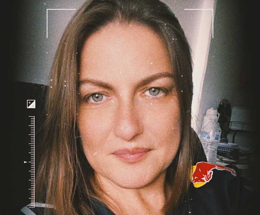 Bec (46), $350, Non-smoker, Have children, and No pets
