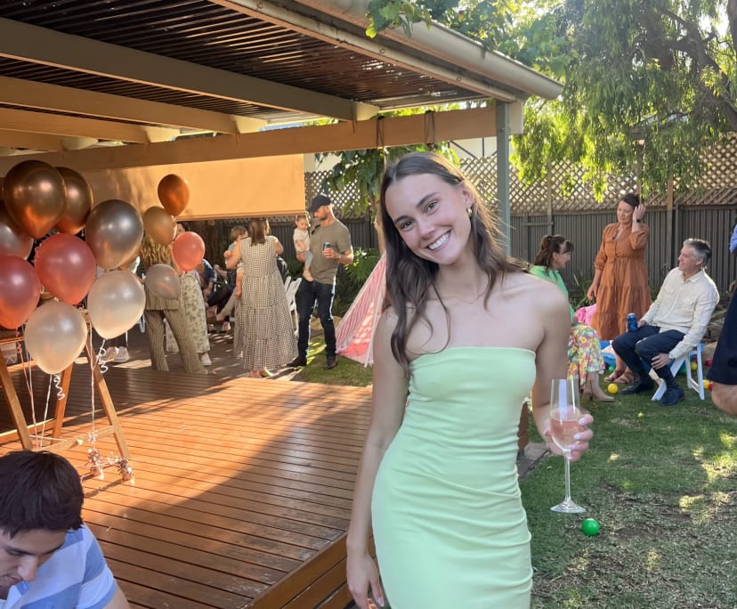 Brooke (22), $275, Non-smoker, Have pets, and No children