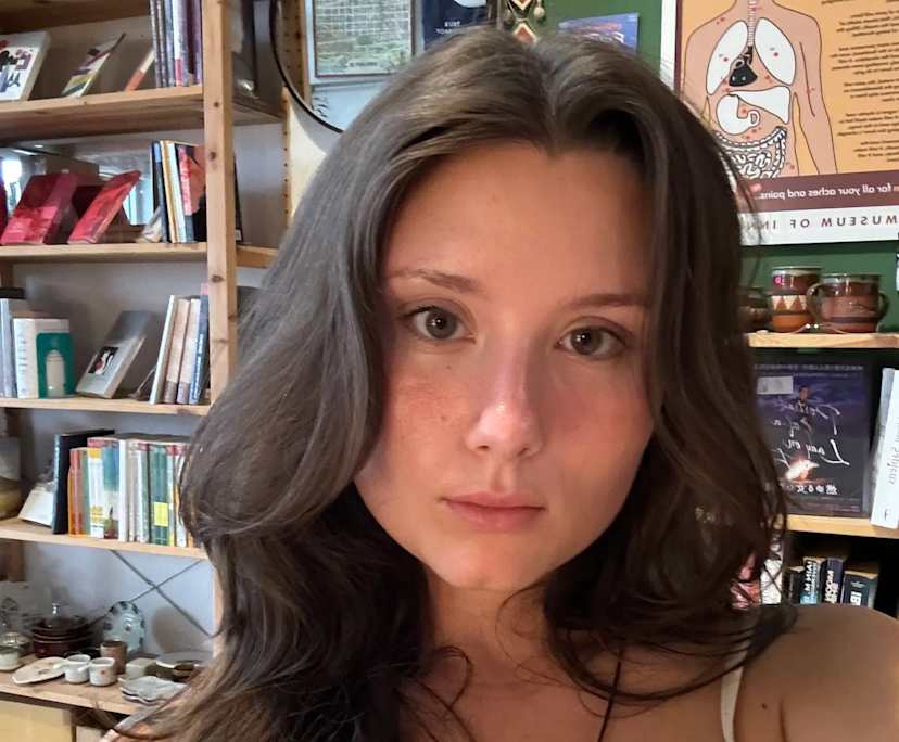 Amanda (22), $400, LGBTQIA+, Non-smoker, No pets, and No children