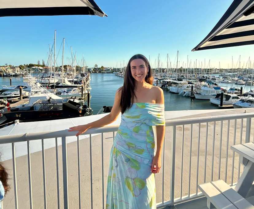 Lauren (29), $430, Non-smoker, Have pets, and No children