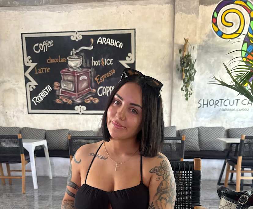 Olivia (23), $350, No pets, Non-smoker, and No children