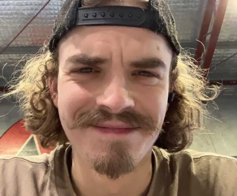 Jonathan (25), $265, Non-smoker, No pets, and No children