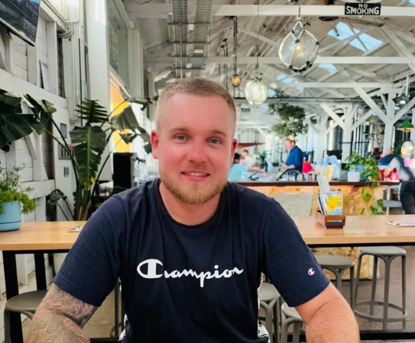 Ron (28), $500, Non-smoker, No pets, and No children