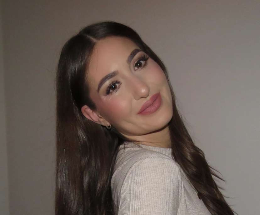 Sarah (30), $300, Non-smoker, No pets, and No children