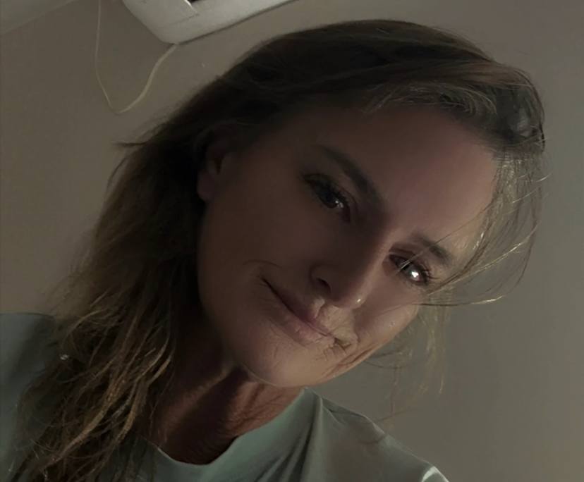 Melani (57), $250, Have pets, Smoker, and No children