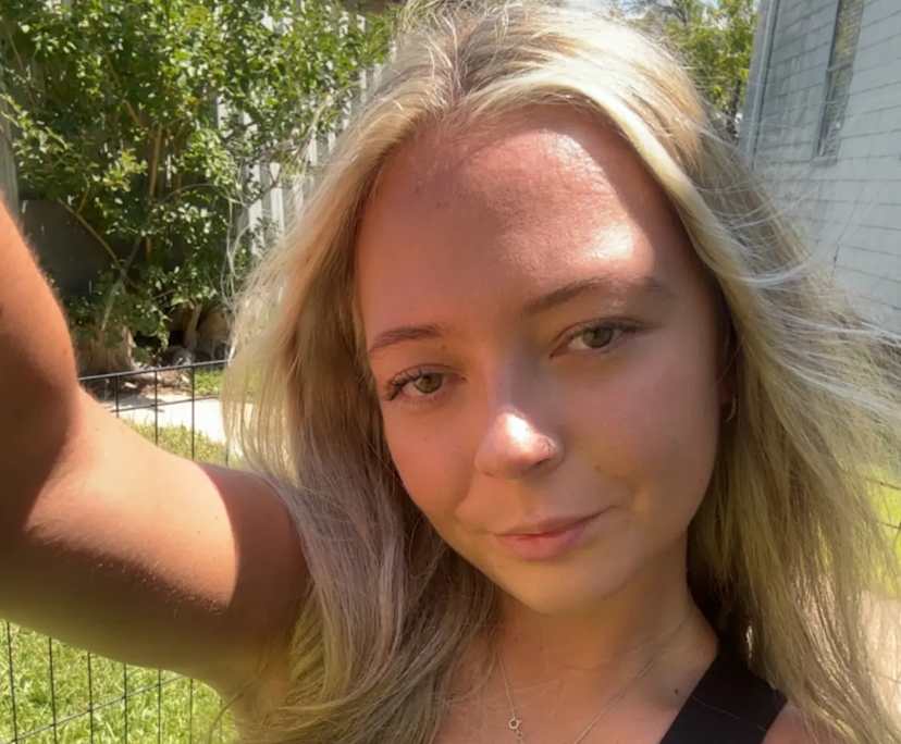 Ella (19), $300, Non-smoker, Have pets, and No children