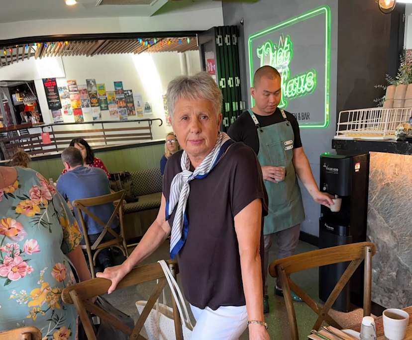 Tania (74), $400, Non-smoker, Have pets, and No children